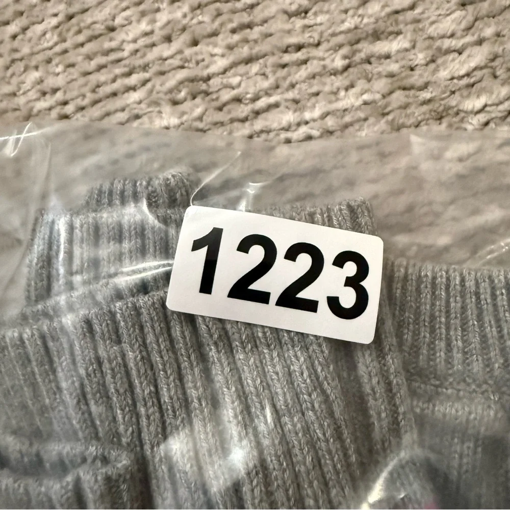 GAP Kids Rainbow Stripe Knit Sweater Size Small 6–7‎ Gray Crewneck